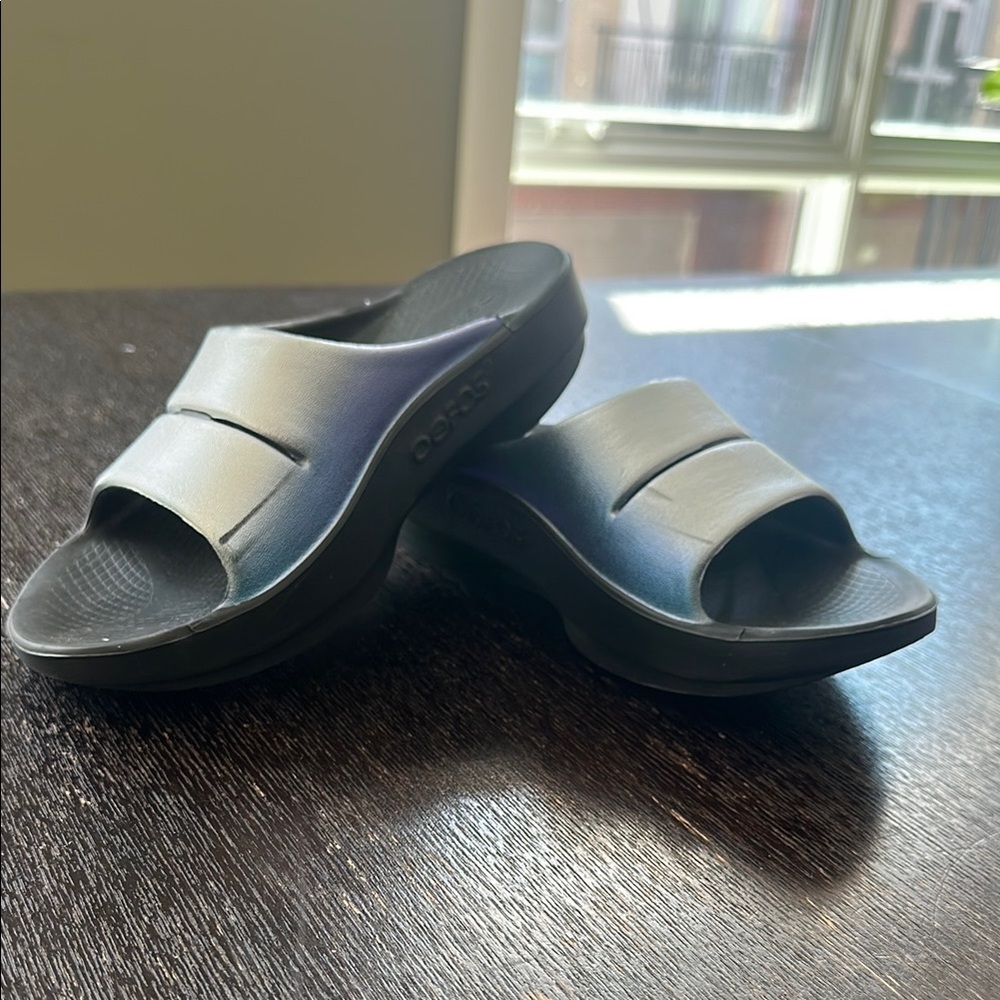 Oofos Gradient Slide Sandals